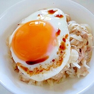 ツナマヨと目玉焼きの洋風丼